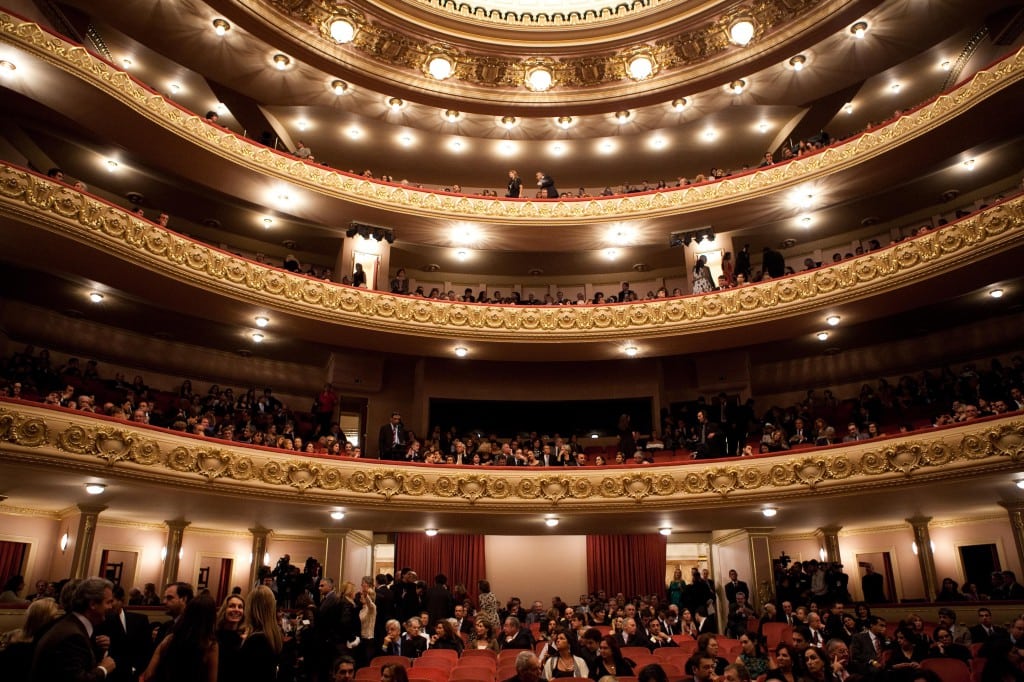 Catch a show at the Municipal Theatre, a lavish cultural venue since 1909 with flamboyant chandeliers, murals, stained-glass windows, and gilded mirrors. A beautiful experience even if just to visit. Photo: Pedro França, Ministério da Cultura