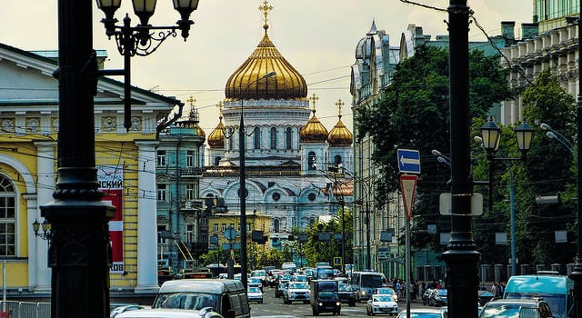 Moscow street with the Cathedral of Christ the Saviour in the background. Photo: Flickr, Mariano Mantel. 