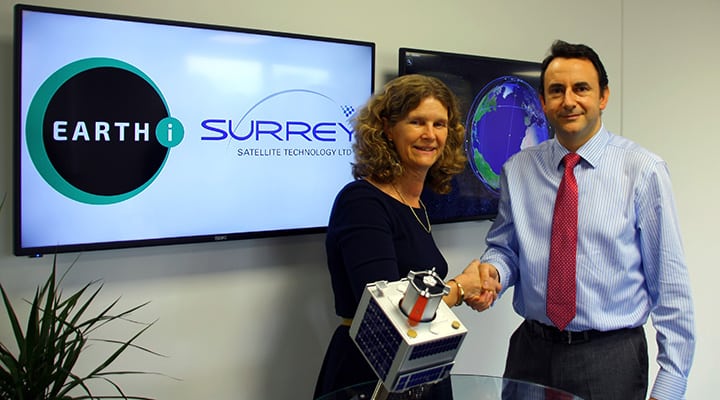 Richard Blain, CEO of Earth-i, and Sarah Parker, SSTL managing director, at the agreement signing. PHoto: Earth-i. 