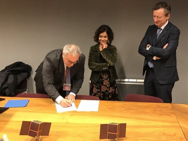 Sitael CEO Nicola Zaccheo, ASI General Director Anna Sirica, and ASI President Roberto Battiston at the Platino program contract signing. Photo: Sitael.