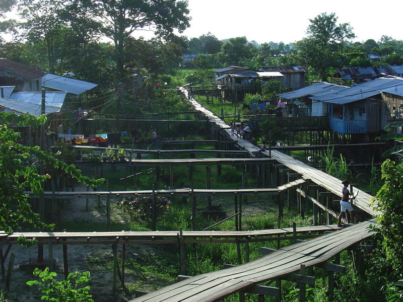 Houses and sidewalk platforms in Leticia, Colombia. Photo: Wikimedia.