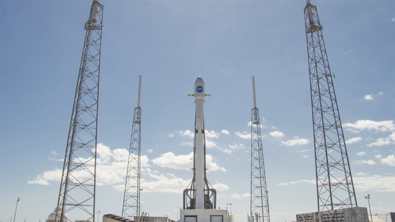 Falcon 9 vertical on the payload with its Hispasat 30W-6 payload. Photo: SpaceX.