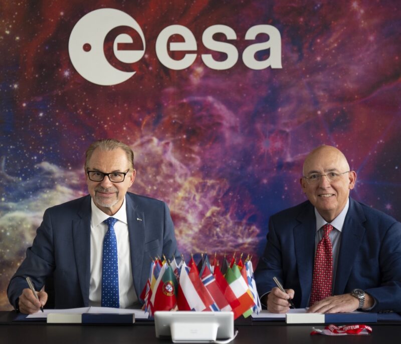 ESA Director General Josef Aschbacher and Axiom Space CEO Michael Suffredini sign the MoU on Oct. 1. Photo: ESA