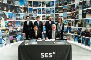 SES's CEO Adel Al-Saleh and SpeQtral's CEO Chune Yang LUM sign a MoU to develop an interoperable OGS for long-distance satellite-based Quantum Key Distribution between Asia and Europe.